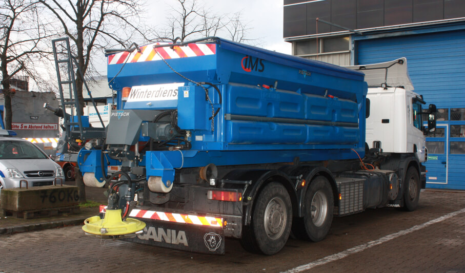 Produkte für Städte und Gemeinden Kommunales Fahrzeug mit Warnmarkierungen
