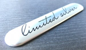 Mehrdimensionale Schriftzüge und Embleme – plusCHROME®