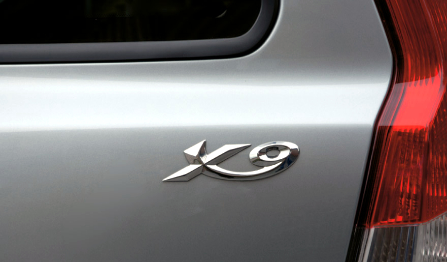 Mehrdimensionaler Schriftzug "X9"