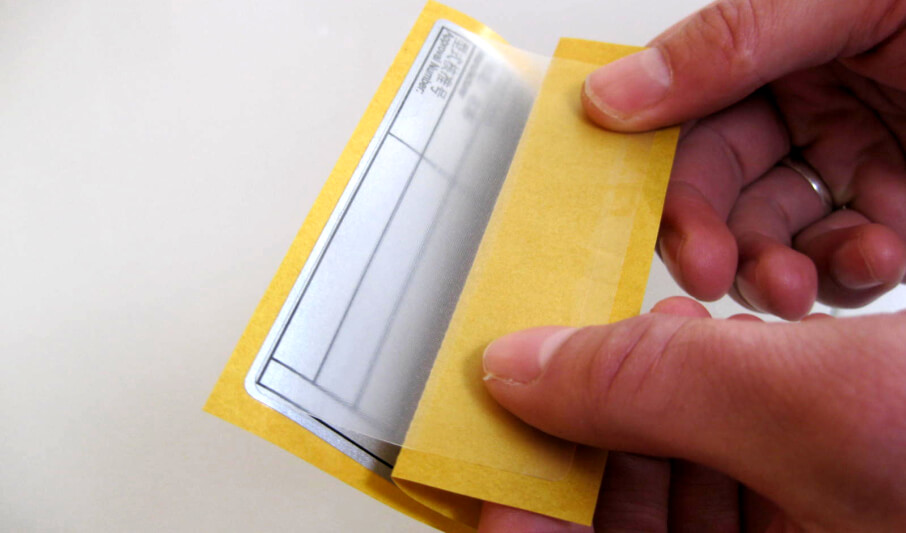 Aufklappen des Laminats eines plusprotect-Etiketts